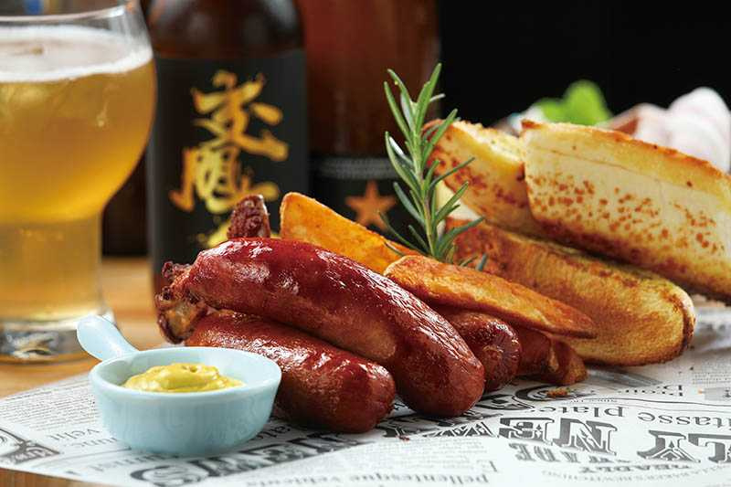 現做洋食如德腸和鬆餅等，是「樂窩」的招牌美食。（圖／樂窩提供）