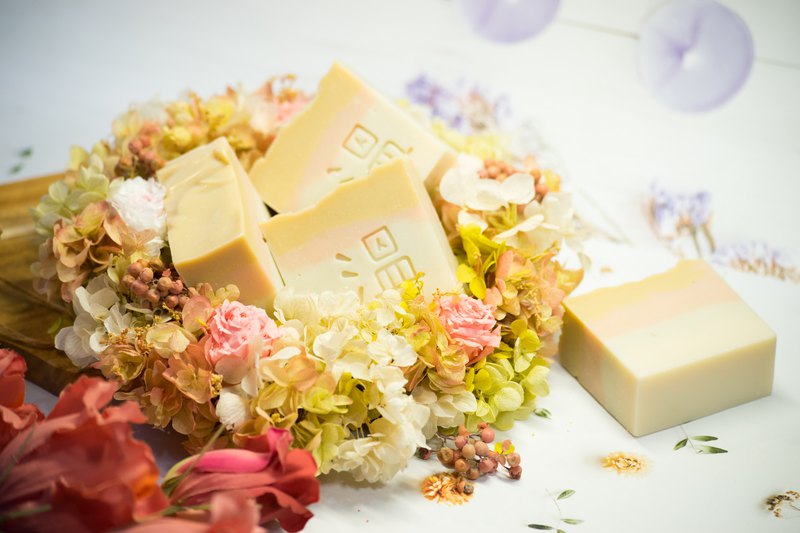 這是一款很保濕的皂，採用自家在宜蘭三星種植的無農藥絲瓜水以及保濕效果極佳的杏桃核仁油 所有膚質、四季皆宜 味道綜合了大家非常喜愛的玫瑰天竺葵跟薰衣草精油，加入細緻柔和的法國礦泥粉，呈現非常柔美的感覺 