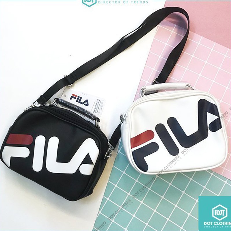 #DOT聚點 #FILA #LOGO #BAG #黑 #紅白 #合成皮革 #雙拉鍊 #暗袋 #小方包 #側背包 #小包 #隨身包 #小型 #斜背包【商品型號】黑 BMS-5402-BK / 白 BMS