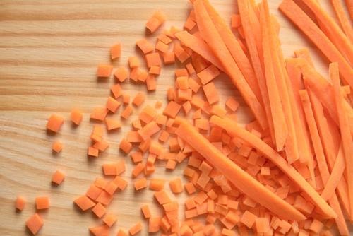 みじん切りでも角切りでもない！『あられ切り』で料理がグッと華やかに！（オリーブオイルをひとまわしニュース）
