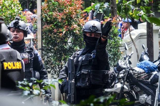 Petugas kepolisian bersenjata lengkap siap melumpuhkan terduga teroris YC, di Kantor Kelurahan Arjuna, Bandung, Jawa Barat, Senin (27/2). ANTARA FOTO/NOVRIAN ARBI