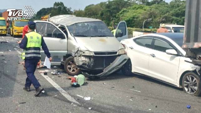 國道七車追撞！疑未繫安全帶　男拋飛輾斃