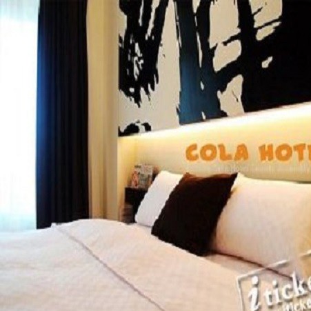 一趟旅行應該是輕鬆而愉悅的，最動人的季節、最精采的路線、再加上最聰明而感性的規劃方式，就能遇見這樣的理想。可樂旅店用旅行規劃的角度思考住宿該有的條件與感受，以設計師的思維與手法，建構出幸福旅程中最有價