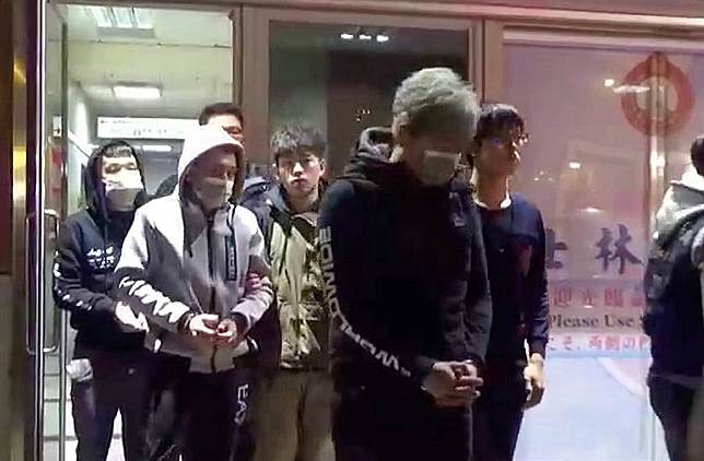 女警喝令「旁邊坐好」  逮捕撞球館8壯漢鬥毆