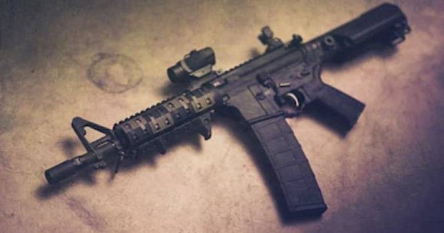歹徒持手槍挾持丈夫和女兒　孕媽「拿AR-15步槍對抗」一槍擊斃他！
