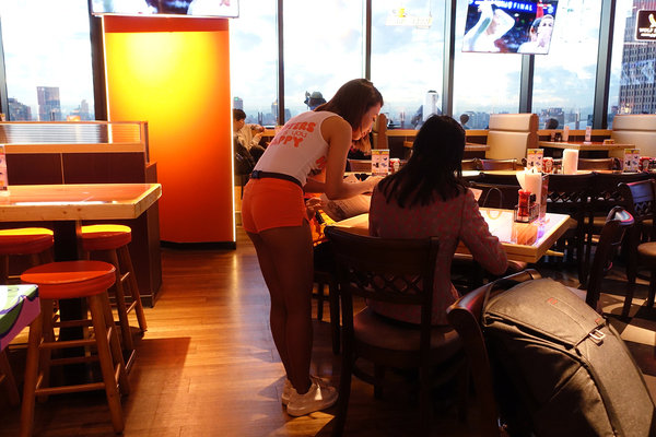 Hooters信義店-遠百信義A13餐廳推薦，HOOTERS美式餐廳大遠百14樓信義店，近看101及百萬級景觀的遠百深夜食堂，遠百信義A13聚餐餐廳