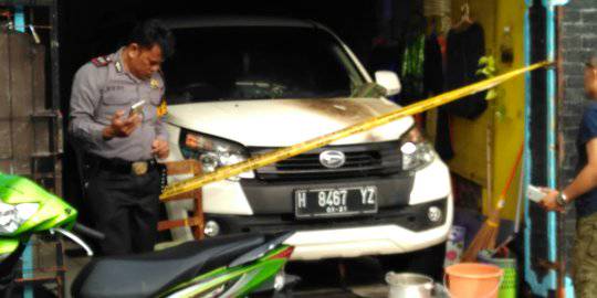 Teror pembakaran mobil terparkir di Semarang. Â©2019 Merdeka.com
