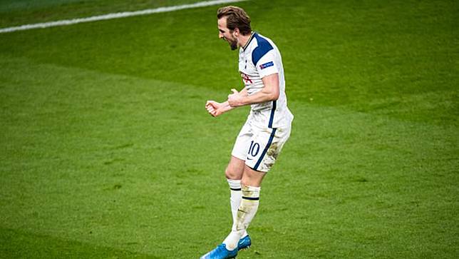 Harry Kane (Tottenham Hotspur) merayakan gol kedua Tottenham Hotspur saat melawan Dinamo Zagreb. Copyright: (Photo by Sebastian Frej/MB Media/Getty Images)