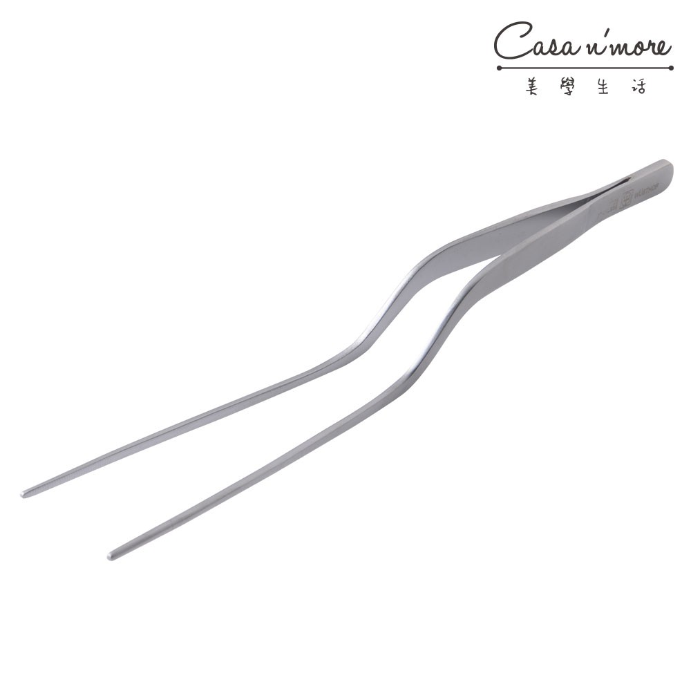 商品簡述1.細長型設計，能精準夾取擺設食材2.夾身彎曲，更方便水平式操作使用3.重餐點擺設、甜點裝飾者不可或缺商品介紹此款不鏽鋼細夾外型較為細長，可以較精準的夾取與擺設食材。夾身為有彎曲設計，讓使用者