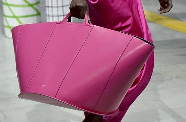 Bye Micro Bag Tas Besar Akan Kembali Menjadi Tren Di 2020 The Shonet Line Today