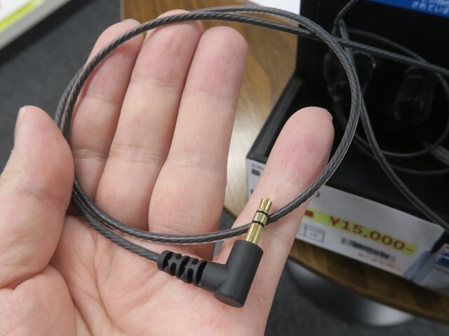 これでもかの低音特化！ 極振りチューニングのイヤホン「脂 (KOTTERI 