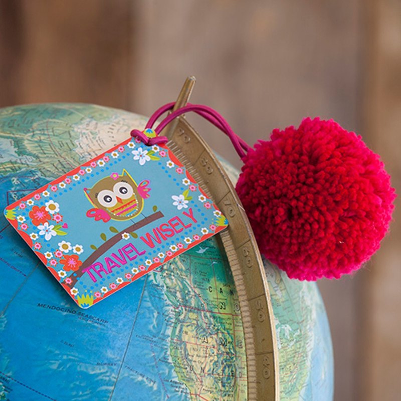 ♥毛球行李牌-桃紅♥大方可愛 貼心塑膠名牌防水易保存，毛絨絨的球掛在行李箱上絕對醒目，絨毛球為可拆卸設計，掛在包包上裝飾或當髮飾都讓旅行心情大加分!!