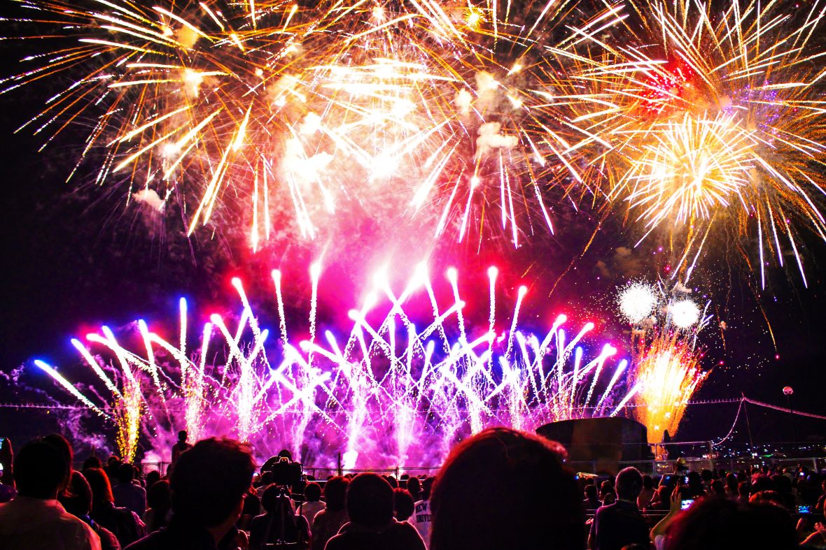 二人の距離をグッと縮める 花火大会の心理的効果とは Charmmy