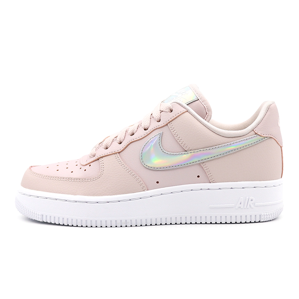 Nike Air Force 1 '07 Essential 女休閒鞋-CJ1646600-粉穿上 Nike Air Force 1 '07 Essential，閃耀全場。採用高級皮革鞋面搭配虹彩 S
