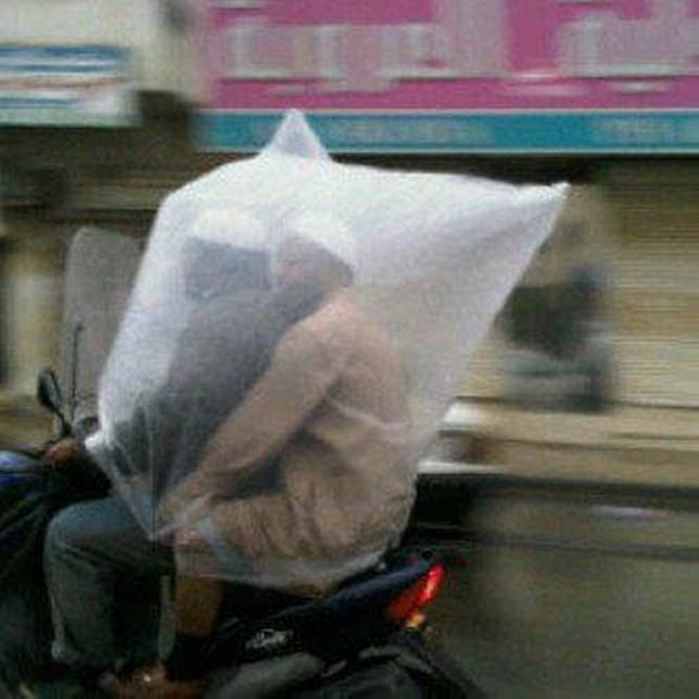 14 Bentuk Jas Hujan Paling Unik, Bikin Ngakak Parah