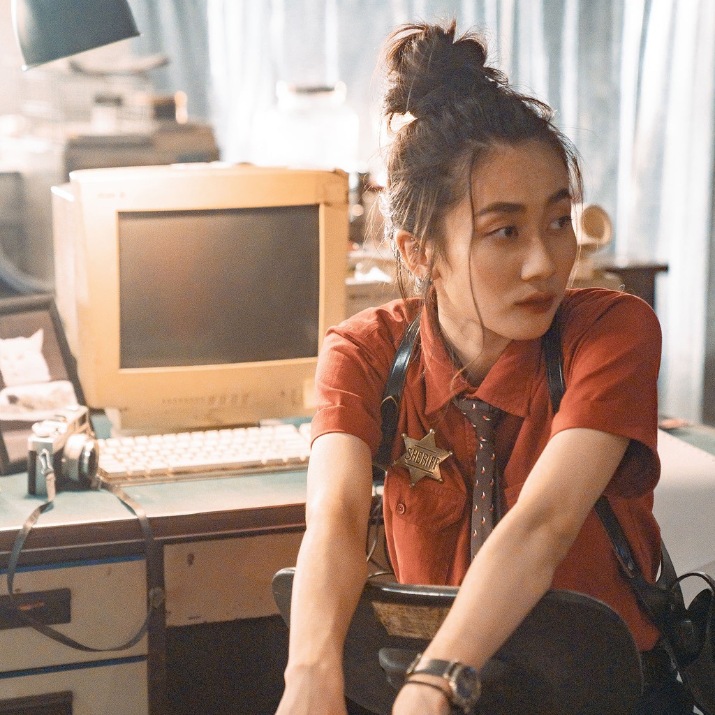 李芷婷新專輯中的《左右違法》以全新音樂風格「陷阱阿拉丁」呈現，既輕鬆又緊繃的聽覺衝突，與現代人心裏極度不平衡的矛盾狀態有異曲同工之妙。其中橋段邀請了率性又氣勢磅礡的新生代饒舌女力─陳婉玲 令Lin演唱