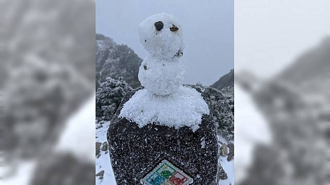 合歡山下雪，賞雪民眾製作小雪人。(圖／截自臉書 合歡山玩雪團)