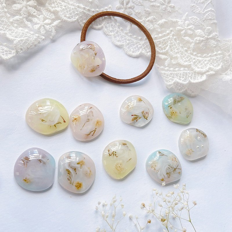 圖中示範的髮圈，由淡黃和薰衣草紫做主角，加上手繪大理石紋和乾花裝飾，對比色也可以和諧共存啊！粉彩幻影系列的其他配色包括櫻花粉色、淡黃色、薰衣草色和淺藍色，互相協奏、如同水彩般夢幻，有多個配色組合，每一件都獨一無二哦～