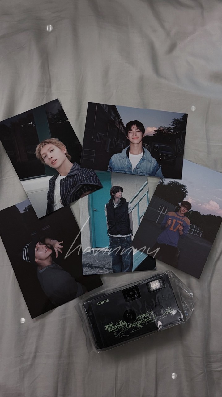 pretty girl stand for cortis