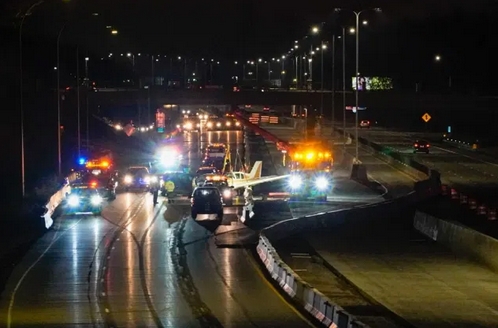 美國高速公路發生離奇車禍，一輛休旅車駕駛報告車尾遭到「飛機」追撞