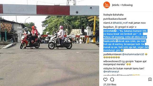 Emak-emak bergosip ria di perlintasan kereta