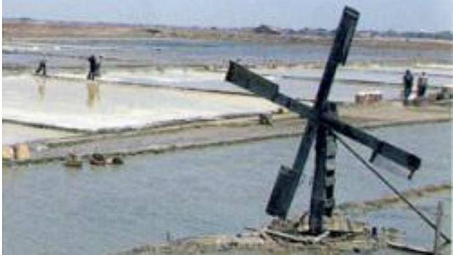 Petani Garam Memisahkan Garam Dari Air Laut Dengan Cara Sekali