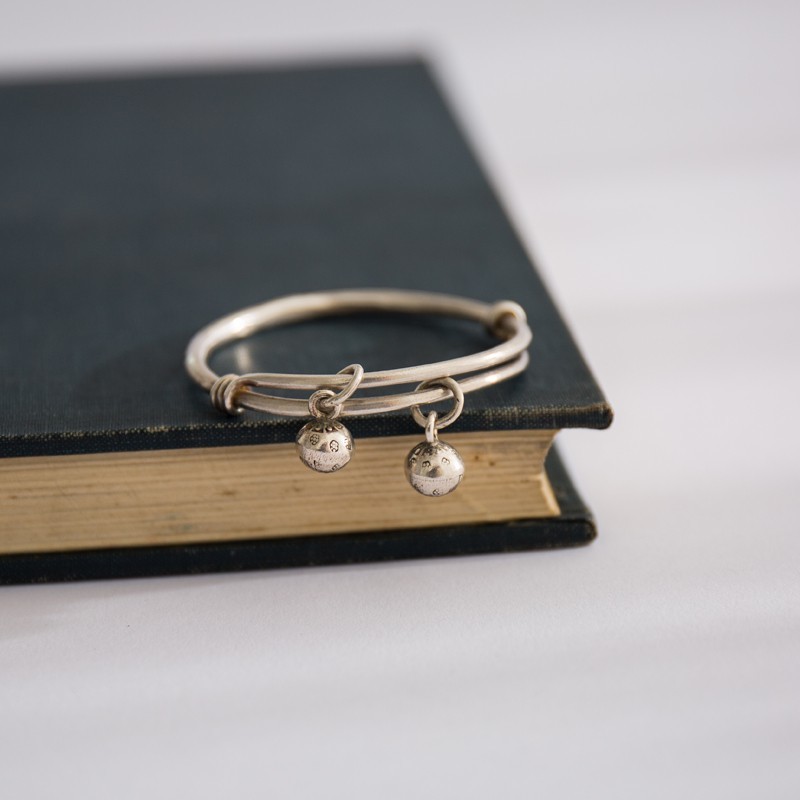 本店商品眾多採預約排單制需經過各層理貨流程~~不接受3~5天內就要到貨!網友請提早下單購買~不接急件. 缺貨商品會在接單後3~5天內做最後確認~6~8天(不含假日)送至府上關于她的二三事 很難得的童鐲