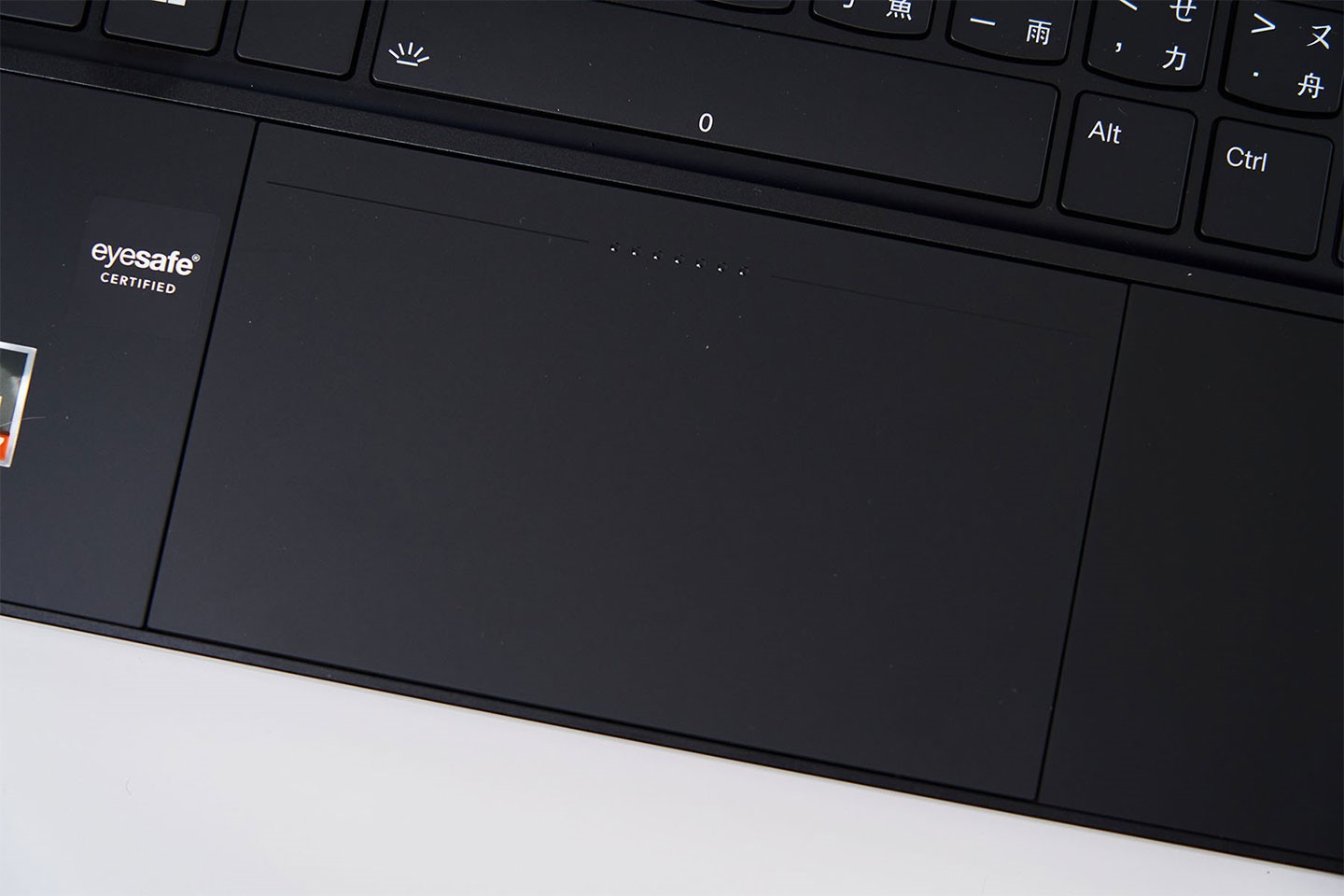 ThinkPad Z13 另一個特色是配備了大尺寸的無鍵式玻璃觸控板，並整合敲擊與壓力感應功能，可直接透過雙擊啟動快速功能表來完成更多功能的切換，但操作前會需要花一點時間適應。