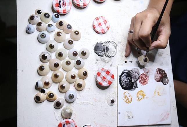 Rizwan Ilyasin, seorang Okularis atau pembuat bola mata palsu, saat membuat bola mata palsu di Ciputat, Tangerang Selatan, Banten, Rabu (10/01/2018). Bola mata palsu yang berbahan baku akrilik ini diperuntukan untuk penyandang tunanetra yang berfungsi mencegah jatuhnya kelopak mata serta menjaga agar air mata dan kotoran dapat mengalir kesalurannya. Harga satu bola mata mencapai Rp7 juta.. (KOMPAS.com / ANDREAS LUKAS ALTOBELI)