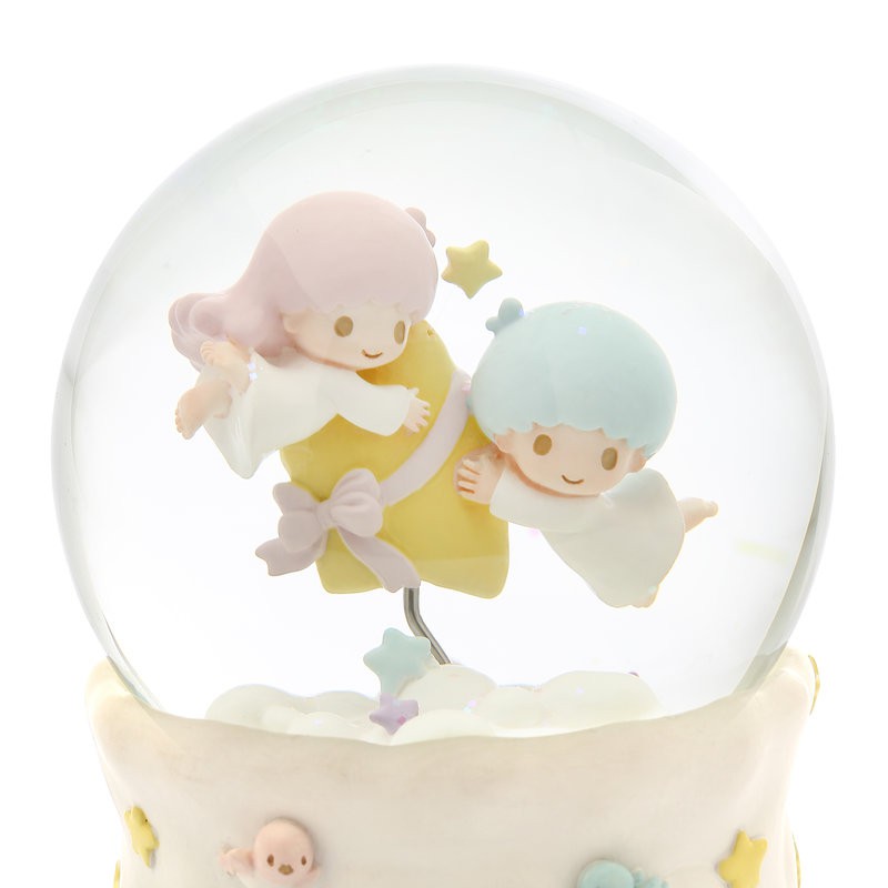 詳細規格名稱：Little Twin Stars 惺惺相惜 水晶球音樂盒貨號：KT1704-EB材質：冷瓷 玻璃功能：左右搖動 燈光 音樂尺寸：10.3*10.3*15.2公分音樂鈴：Twinkle 
