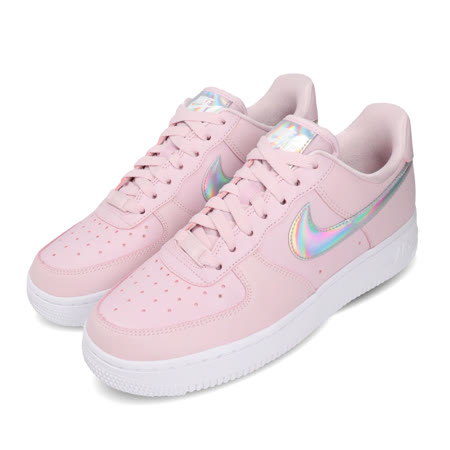 品牌: NIKE型號: CJ1646-600品名: Wmns Nike Air Force 1 07 Essential特點: 炫光勾勾 皮革 氣墊球鞋 穿搭 粉 白