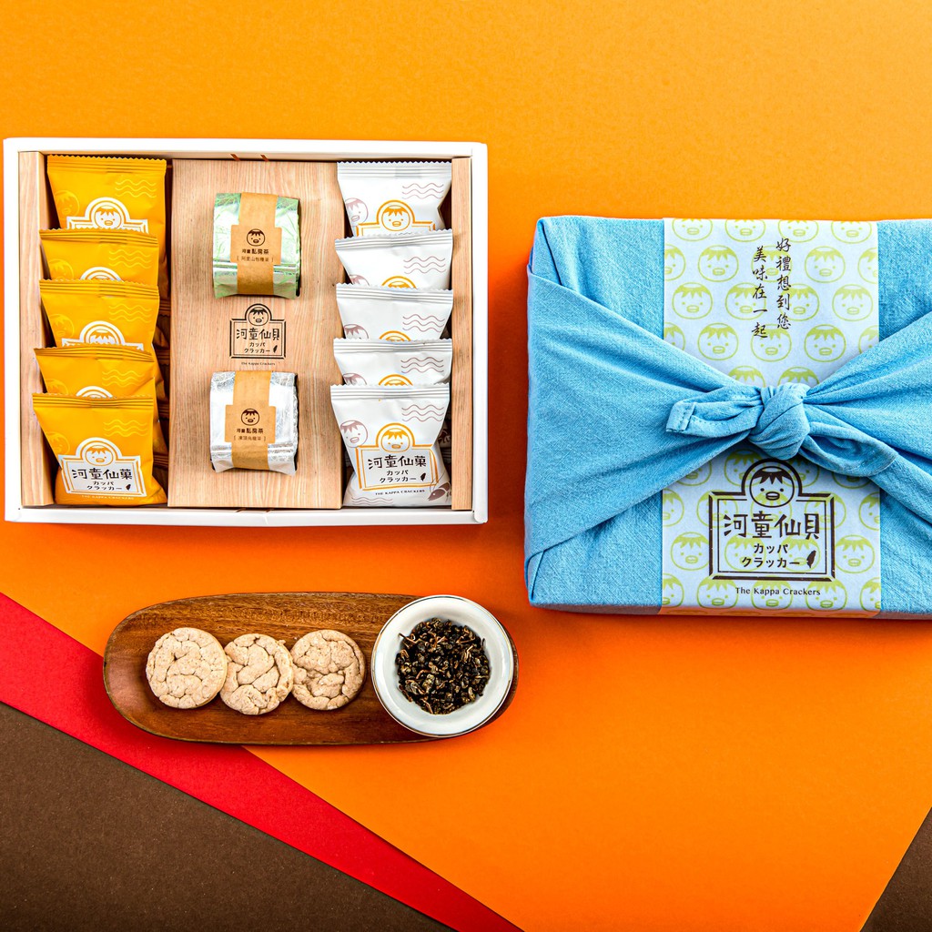 【傳統藍 Heritage Blue】經典不敗的水藍色給人沁涼的舒適感在色彩意義上要講述的是歷史傳承、可靠，及延續性象徵蝦米工坊會持續努力地將台南蝦餅文化推廣出去傳承不間斷繼續邁向一個充滿無限可能的旅