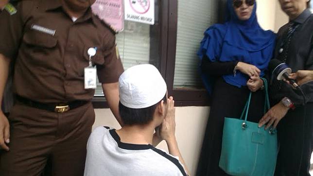 Minta Maaf, Tersangka Penganiayaan Bersujud di Hadapan Adik Presenter Fadli-Fadlan