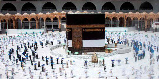 
                Jemaah Haji Tawaf Menjaga Jarak di Masjidil Haram. ©2020 Saudi Ministry of Media/Handout via REUTERS
            