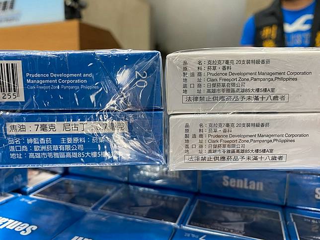 劣菸集團在菸盒底假冒日本與歐美等地的進口商名稱，消費者不易辨別。記者林佩均／攝影