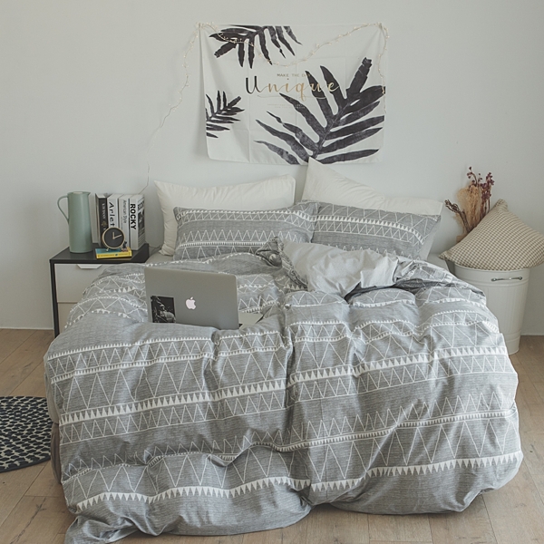 ‧100%純棉210織n‧布品柔順、細緻n‧新式活性印染n‧頂級專櫃車工n‧全程台灣精製