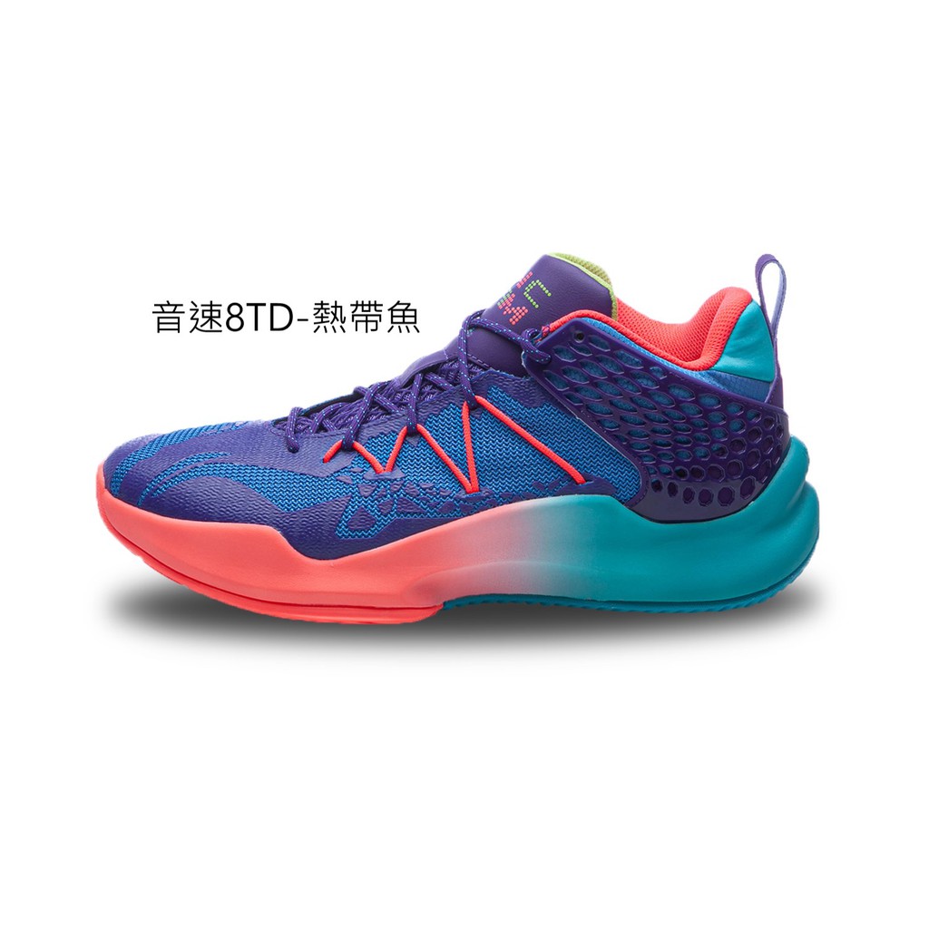 音速VIII Team支撐穩定籃球場地鞋，運用簡潔的色彩搭配，簡約休閒。中底使用LIGHTFOAM緩震技術，輕質舒適，兼具緩震/反彈性。採用音速VIII正代設計語言，擁有豐富的鞋面材質與時尚的外觀。外