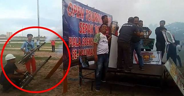Beri efek asap, selebrasi pakai alat fogging ini kocak banget