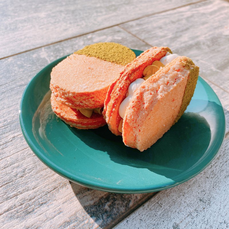 LM達克瓦茲系列-抹茶柚子達克瓦茲 抹茶和柚子的搭配組合，不用說你應該懂這個很經典！淡淡的抹茶香，搭配上酸甜的柚子奶霜，是一款不喜歡抹茶也會喜歡的口味唷！