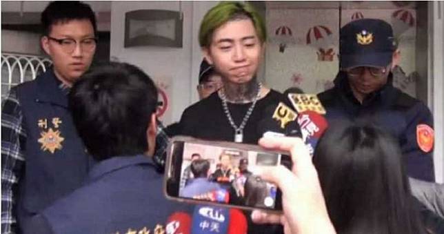 謝和弦又失控！凌晨到報社圍牆噴「幹」字