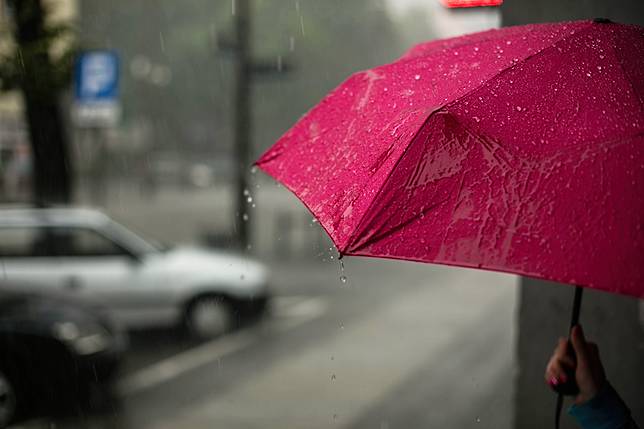 ▲連續下雨數日，造成房內濕度也高了起來。（示意圖／取自 Unsplash ）