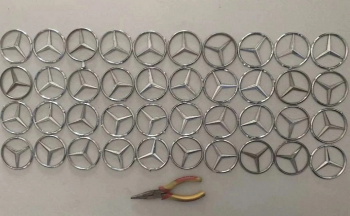 一名男子拔了40輛賓士的車標聲稱想打造銀手鐲，結果發現材質是不鏽鋼