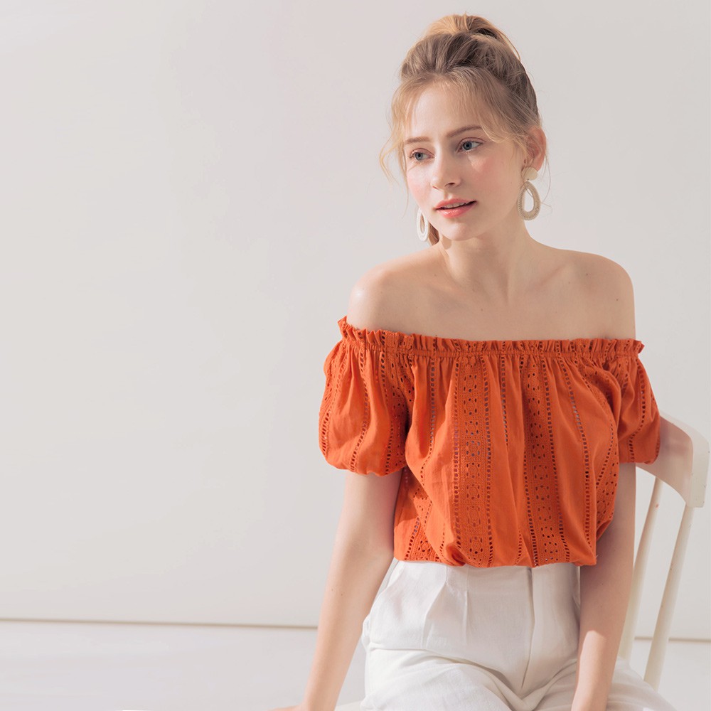 AIR SPACE 一字領鏤空蕾絲收腰上衣(橘)