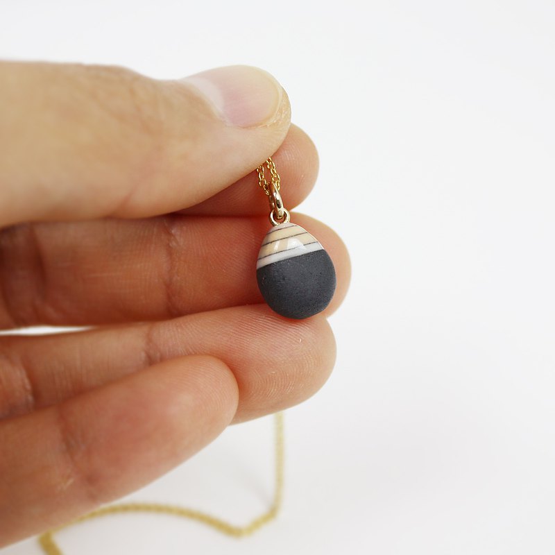 瓷上半部，香草奶油色的部分有薄上一層亮亮的透明釉，在微光照射下，優雅地閃著光亮。請用手輕柔的摸他，你會喜歡上了釉的瓷那溫潤的觸感。瓷的下半部，黑巧克力色部分為不上釉的啞光，用鑽石砂紙燒成後細磨過。