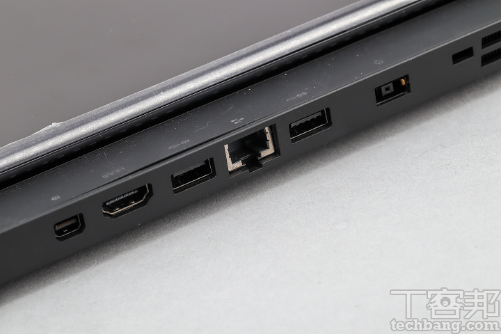 後方 I/O 配置－其他主要的 I/O 都位在 Y740 後方，注意電源孔為 Lenovo 的特殊規格。