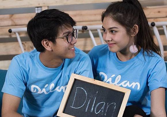 10 Pesona Iqbaal  Ramadhan  di Film Dilan  1990 Bikin Cewek 