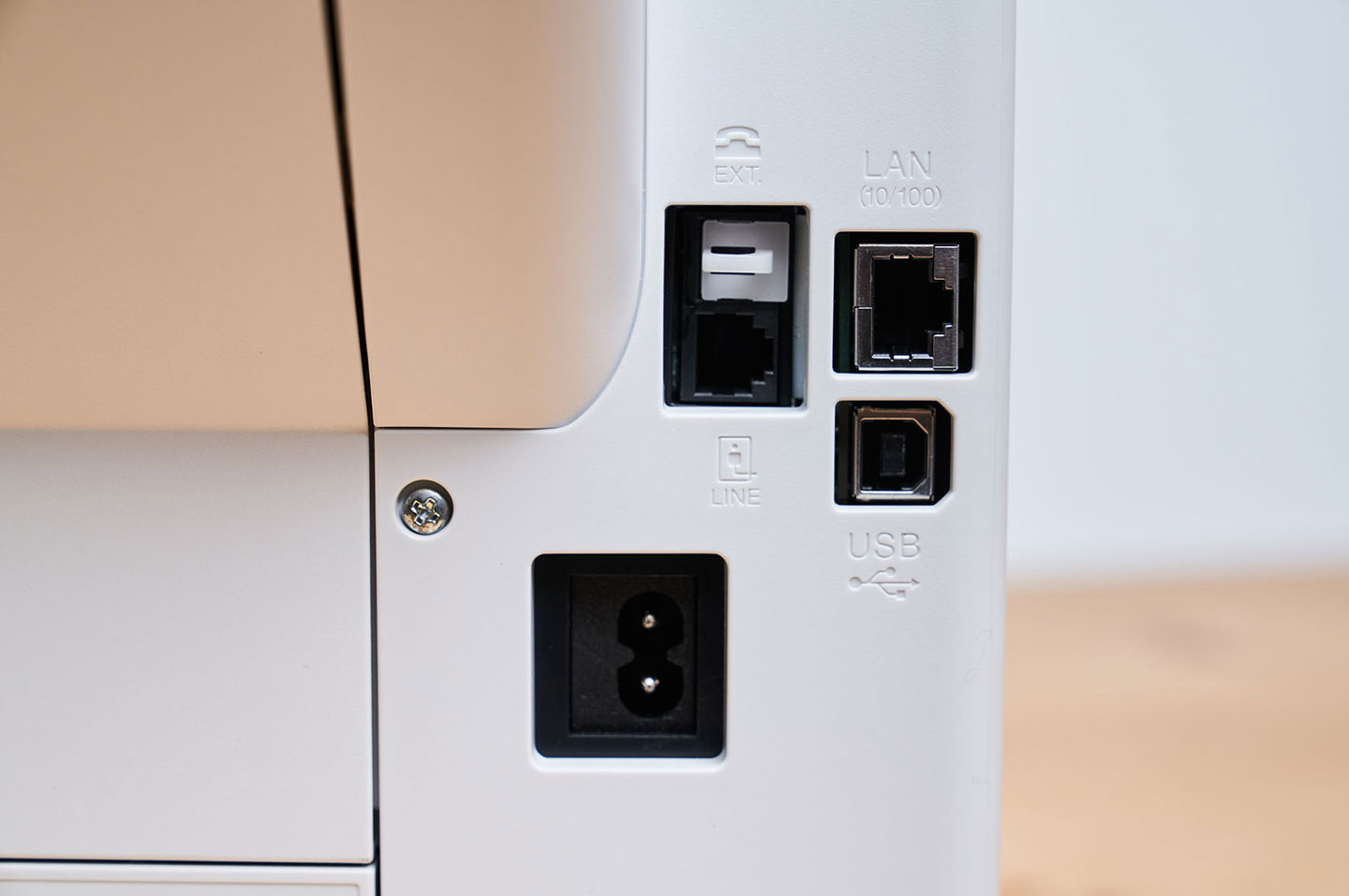 連結埠可看到 8字型電源接口、傳真接口、RJ-45 乙太網路接口、USB 接口。