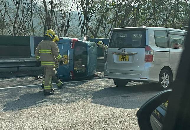 吐露港公路下午多宗車禍，有私家車翻側。(大埔人大埔谷 FB)