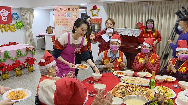 坣娜現身華山基金會陪清貧長輩溫暖過耶誕 民視新聞網 Line Today