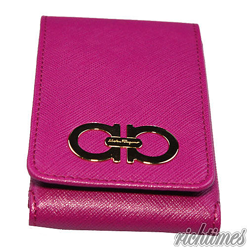 經典壓紋搭上金色馬蹄金屬 別具青春活力氣息